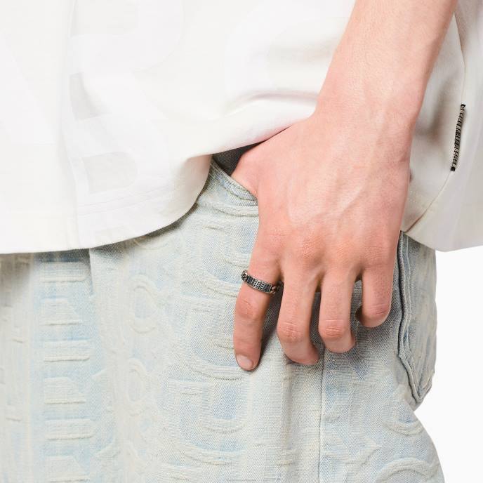 Marc Jacobs o anel de corrente de identificação de monograma de código de barras 8RF6460